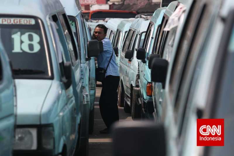 Polusi, Anies Ingin Pembatasan Angkot Usia di Atas 10 Tahun Polusi, Anies Ingin Pembatasan Angkot Usia di Atas 10 Tahun