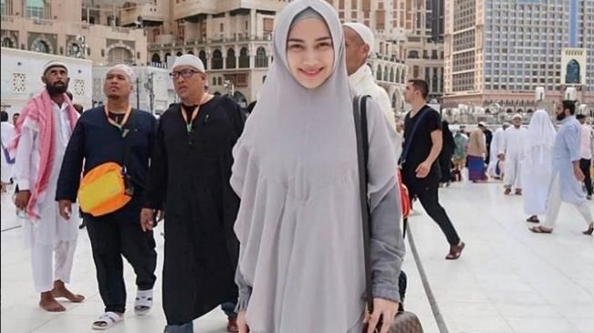 Melody eks JKT48 Kini Bercadar? Melody eks JKT48 Kini Bercadar?
