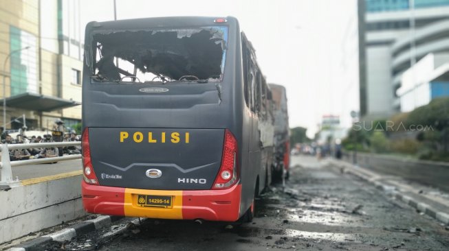 Kembali Bentrok! Polisi Dilempari Batu, Massa Aksi 22 Mei Bakar Ban