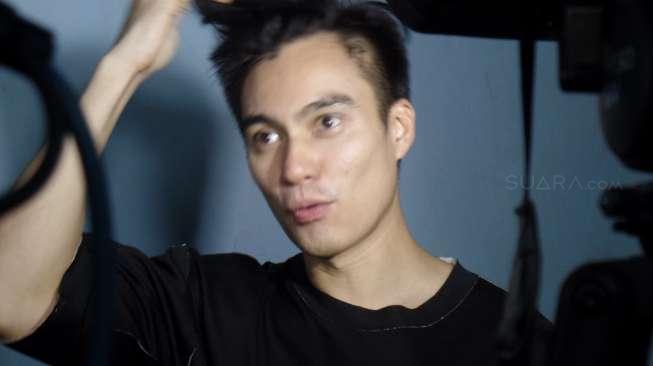 Baim Wong Terjebak di Lift, Lelaki di Sampingnya Bikin "Salfok"