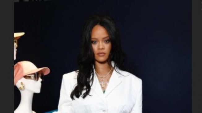 Tampilkan Bekas Luka di Wajah Modelnya, Rihanna Banjir Pujian