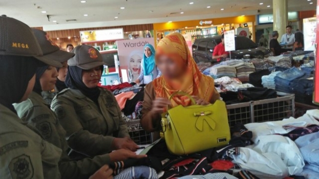 Asik Shopping di Mall, Belasan PNS Ditangkap Satpol PP Asik Shopping di Mall, Belasan PNS Ditangkap Satpol PP