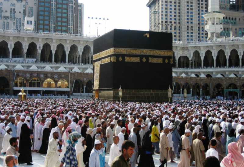  Seorang Pria Nyaris  Bakar Diri di Samping Kabah 