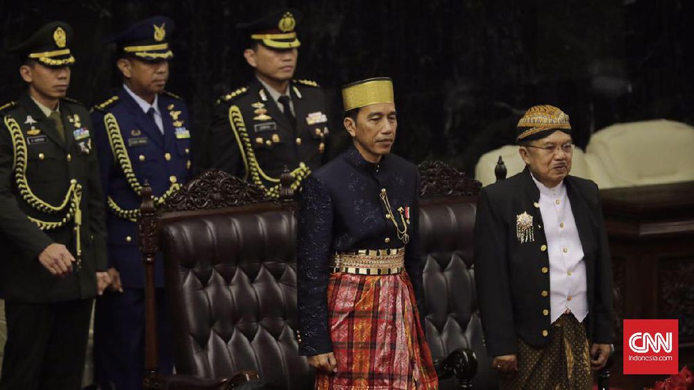 Berpakaian Adat, Jokowi Dipuji Paling Ganteng se-Indonesia