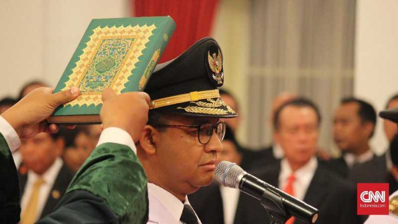 Anies-Sandi Sempat Tak Kompak Ucapkan Sumpah saat Pelantikan