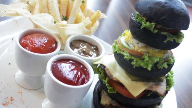 Sensasi Menyantap Burger Hitam yang Menjulang Tinggi