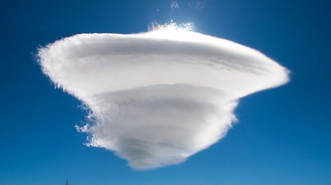 Mengenal Awan Lenticular di Puncak Gunung Lawu yang Mirip UFO Mengenal Awan Lenticular di Puncak Gunung Lawu yang Mirip UFO