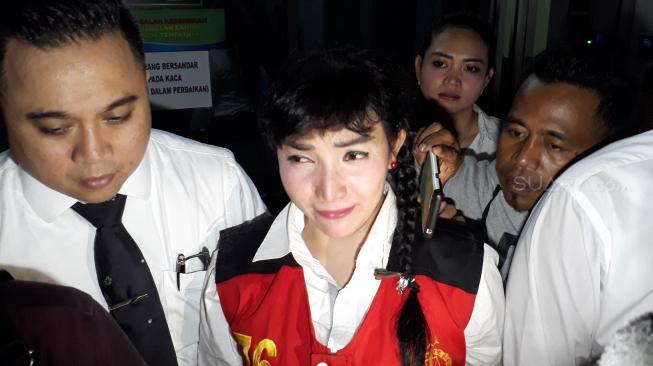 Sempat Batal Hadir, Roro Fitria Minta Pemakaman Ibunda Diundur Sempat Batal Hadir, Roro Fitria Minta Pemakaman Ibunda Diundur