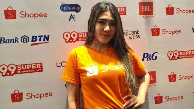 Jadi Bintang Tamu di Pernikahan Crazy Rich Surabayan, Via Vallen Dibayar Rp 1 Miliar? Jadi Bintang Tamu di Pernikahan Crazy Rich Surabayan, Via Vallen Dibayar Rp 1 Miliar?