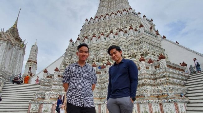 Kocak, Ini Cara Kaesang Ajak Gibran Rakabuming Foto Bareng saat Liburan Kocak, Ini Cara Kaesang Ajak Gibran Rakabuming Foto Bareng saat Liburan
