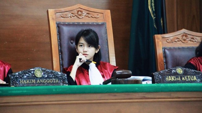 Viral Foto Hakim Mungil Cantik di Medsos, Ternyata Ini Sosok Aslinya Viral Foto Hakim Mungil Cantik di Medsos, Ternyata Ini Sosok Aslinya