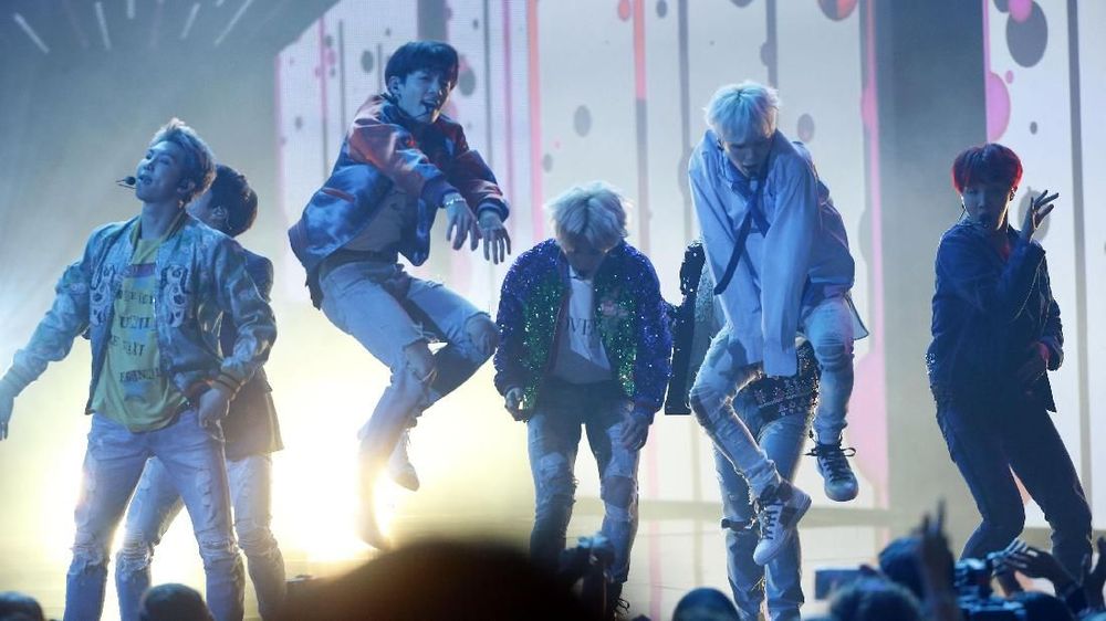 Aksi Luwes BTS Lakukan Fortnite Dance Challenge