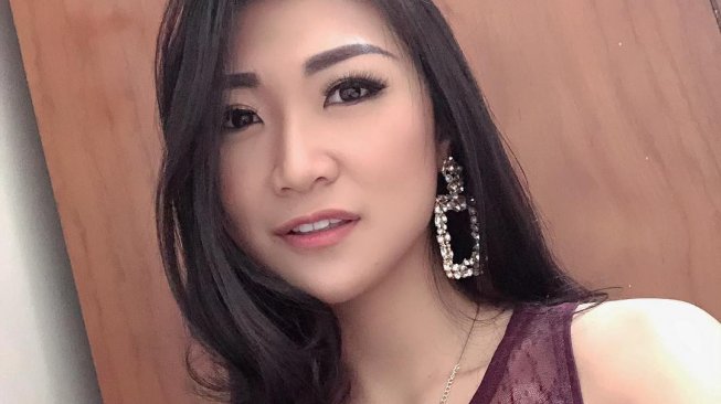 Tak Kalah Modis, Ini 5 Gaya Liburan Theresa Wienathan Asisten Nia Ramadhani Tak Kalah Modis, Ini 5 Gaya Liburan Theresa Wienathan Asisten Nia Ramadhani