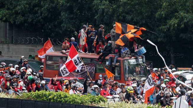 Warga Sekitar Stadion Patriot Sudah Muak dengan Ulah Jakmania Warga Sekitar Stadion Patriot Sudah Muak dengan Ulah Jakmania