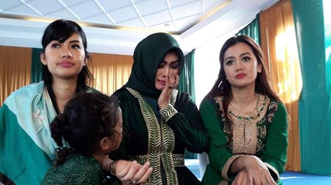 Masih Menangis, Keluarga Belum Ikhlas Kehilangan Julia Perez Masih Menangis, Keluarga Belum Ikhlas Kehilangan Julia Perez