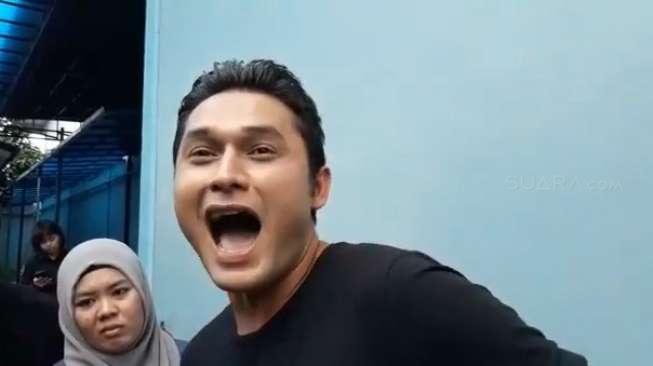 Reaksi Indra Bruggman Ditanya Pernikahan Umi Pipik-Sunu Matta Reaksi Indra Bruggman Ditanya Pernikahan Umi Pipik-Sunu Matta