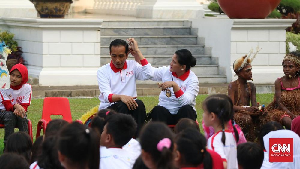 Perhatian dan Kode Cinta Iriana Kepada Jokowi