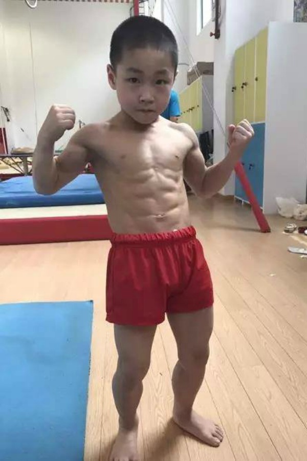Ngeri! Bocah Ini Punya Otot 8-pack, Bukan 6-Pack Lagi Ngeri! Bocah Ini Punya Otot 8-pack, Bukan 6-Pack Lagi
