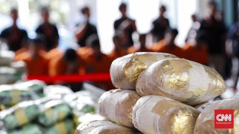 Polisi Sebut Nunung Sempat Buang Barang Bukti Sabu ke Toilet Polisi Sebut Nunung Sempat Buang Barang Bukti Sabu ke Toilet