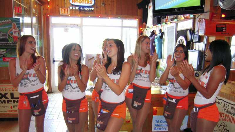 Hooters Tutup Karena Pria Milenial Tak Lagi Suka Payudara