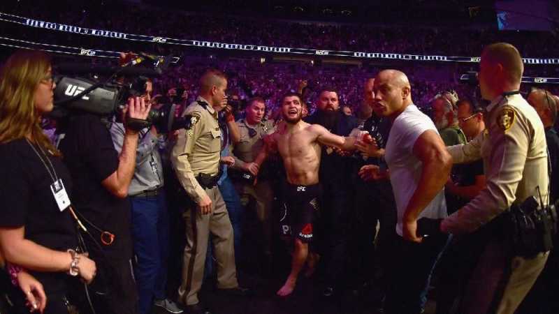 Khabib Nyaris Terjang Leonardo DiCaprio Saat Kerusuhan Khabib Nyaris Terjang Leonardo DiCaprio Saat Kerusuhan