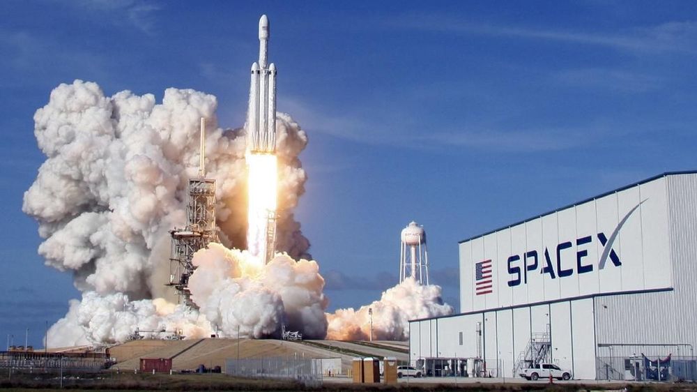 Cuaca Buruk, SpaceX Tunda Peluncuran Roket Falcon Heavy