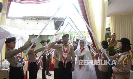 In Picture: Pasangan Ini Naik Pelaminan dengan Seragam Pramuka