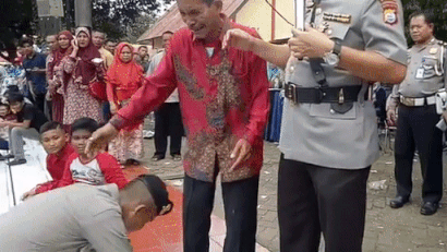 Anak Tukang Pemecah Batu Sujud di Kaki Ayah saat Dilantik Jadi Polisi Anak Tukang Pemecah Batu Sujud di Kaki Ayah saat Dilantik Jadi Polisi