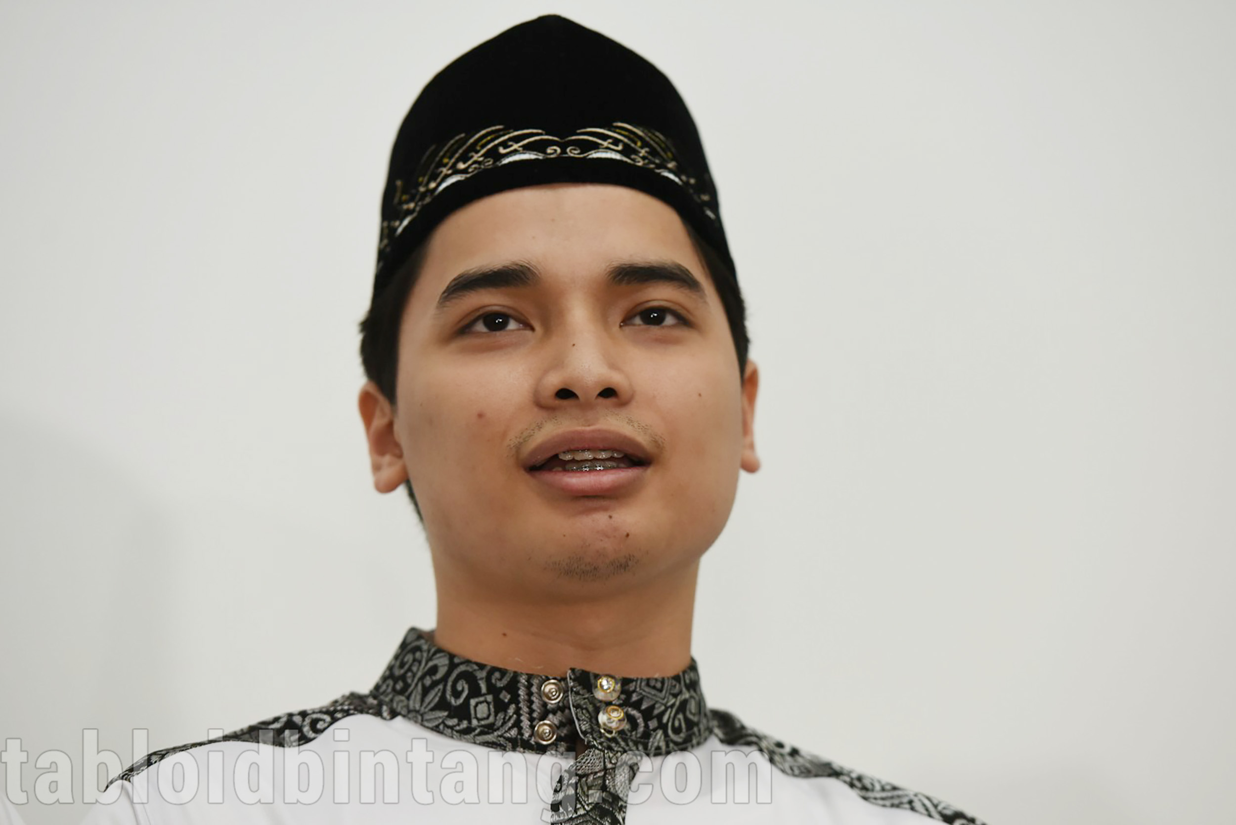 Coba Jubah Ustadz Arifin Ilham, Alvin Faiz Temukan Benda yang Bikin Hatinya Bergetar