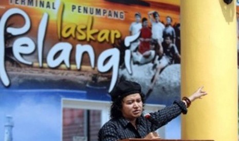 Andrea Hirata Siapkan Buku Laskar Pelangi Versi Ringkas Andrea Hirata Siapkan Buku Laskar Pelangi Versi Ringkas