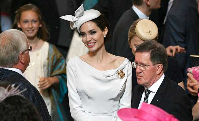 Angelina Jolie Tampilkan Fashion Ala Meghan Markle di Acara Kerajaan Inggris Angelina Jolie Tampilkan Fashion Ala Meghan Markle di Acara Kerajaan Inggris