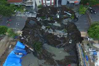 Tim ahli selidiki penyebab Jalan Raya Gubeng Surabaya ambles