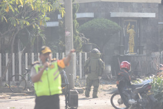 Pelaku bom Surabaya diduga seorang ibu bawa dua balita