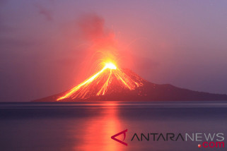Nelayan dan wisatawan diminta tak dekati gunung Krakatau