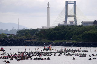 928 perempuan penyelam bentangkan Merah Putih di bawah laut Manado