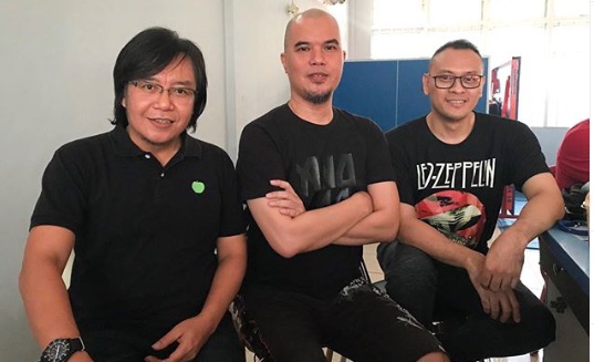 Ari Lasso Datang Menjenguk, Penampilan Ahmad Dhani Jadi Sorotan Ari Lasso Datang Menjenguk, Penampilan Ahmad Dhani Jadi Sorotan