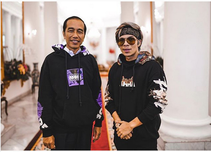 Atta Halilintar Foto Bareng Presiden Jokowi, Netizen Soroti Jaketnya Atta Halilintar Foto Bareng Presiden Jokowi, Netizen Soroti Jaketnya