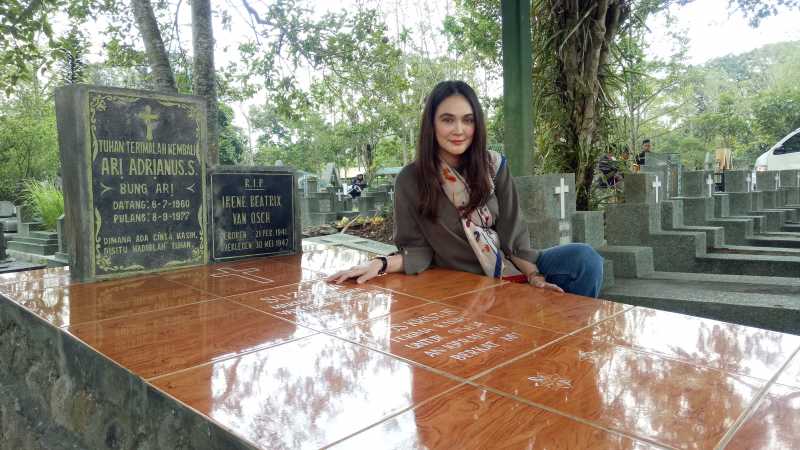 Peringati Ulang Tahun Suzzanna, Luna Maya Kunjungi Makam Si Ratu Horor Peringati Ulang Tahun Suzzanna, Luna Maya Kunjungi Makam Si Ratu Horor