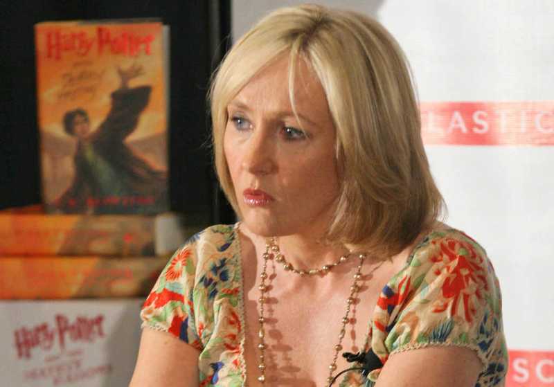 J.K. Rowling Menerima Penghargaan Companion of Honor dari Pangeran William J.K. Rowling Menerima Penghargaan Companion of Honor dari Pangeran William