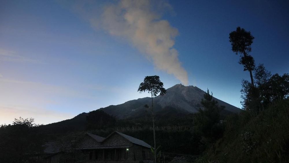 Gunung Merapi Embuskan Awan Panas Sejauh 1.200 Meter