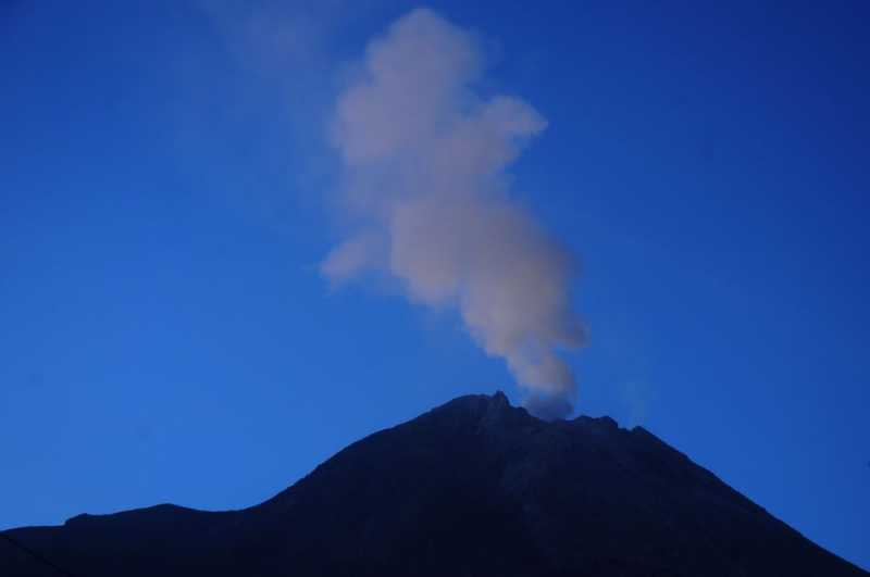 Gunung Merapi Letuskan Awan Panas 800 Meter Gunung Merapi Letuskan Awan Panas 800 Meter