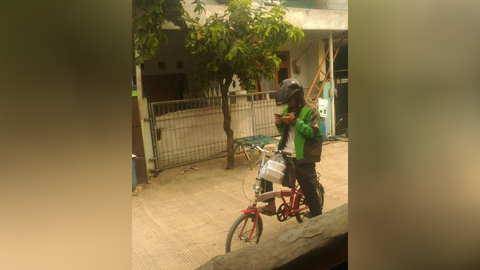 Cerita Driver Ojol di Bekasi yang Gunakan Sepeda untuk Bekerja
