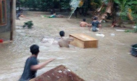 21 Warga Terluka Akibat Banjir Bandang di Kuningan 21 Warga Terluka Akibat Banjir Bandang di Kuningan