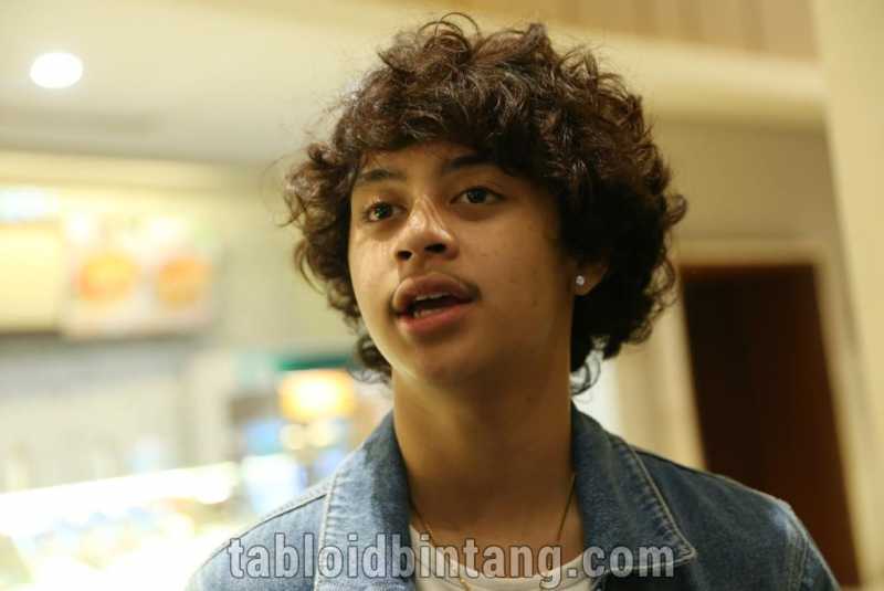 Pakai Baju Koko Putih, Bastian Steel Berlebaran di Rumah Shafa Harris Pakai Baju Koko Putih, Bastian Steel Berlebaran di Rumah Shafa Harris