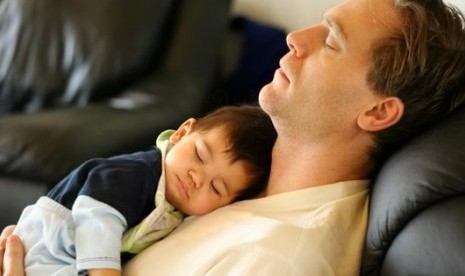 Tidur dengan Bayi di Dada Bisa Berakibat Fatal Tidur dengan Bayi di Dada Bisa Berakibat Fatal