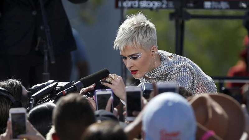 Lubang Hitam di Hati Katy Perry akibat Stephen Hawking Lubang Hitam di Hati Katy Perry akibat Stephen Hawking