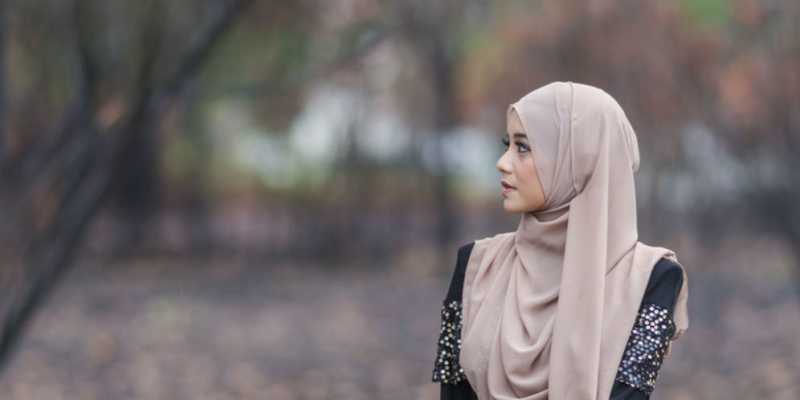 Begini Cara Pilih Warna Jilbab Sesuai Kulitmu Begini Cara Pilih Warna Jilbab Sesuai Kulitmu