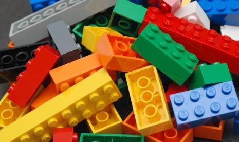 Hobi Fotografi Sambil Bermain Lego 