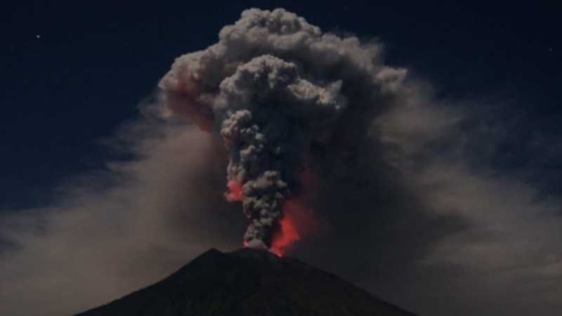 Terlihat Lava di Gunung Agung dan Sebaran Abu Meluas