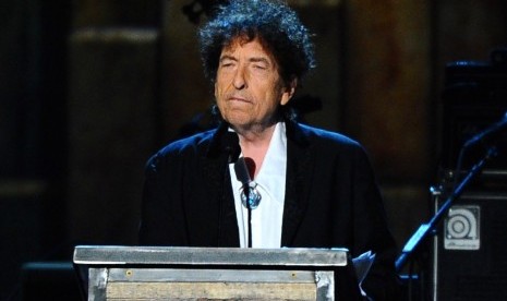 Bob Dylan Terima Penghargaan Nobel dalam Pertemuan Tertutup